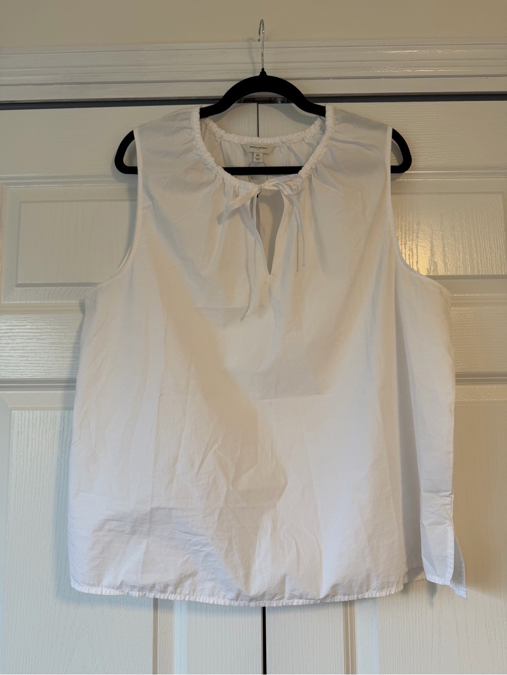 Banana Republic White Sleeveless Tie-Neck Camisole